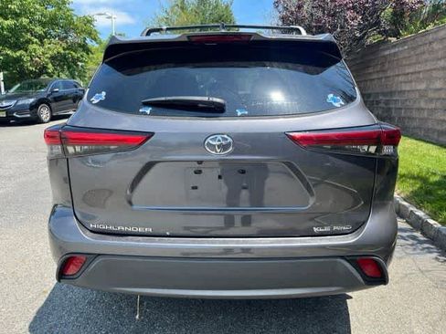 Used 2022 Toyota Highlander XLE AWD/4WD image 5