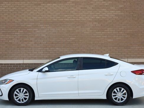 Used 2017 Hyundai Elantra SE FWD image 2