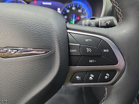 Used 2025 Chrysler Pacifica Select FWD image 15