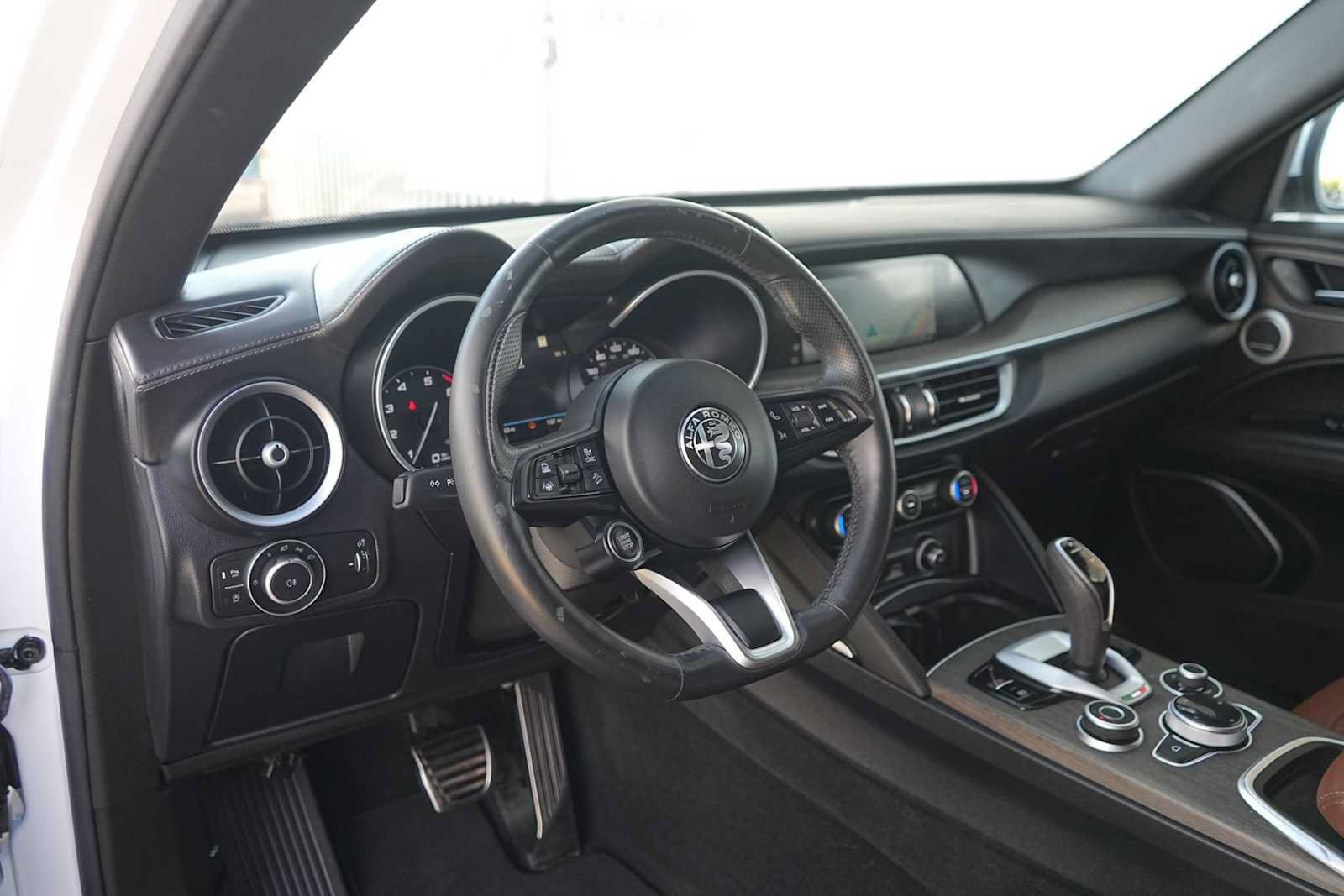 Used 2022 Alfa Romeo Stelvio Ti AWD/4WD image 2