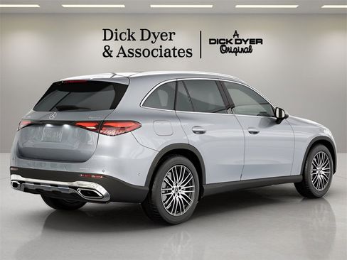 Used 2025 Mercedes-Benz GLC 300 4MATIC image 10