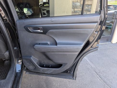 Used 2025 Toyota Highlander XLE image 30
