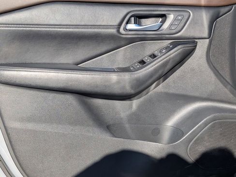 Used 2022 Nissan Rogue SL w/ SL Premium Package image 9