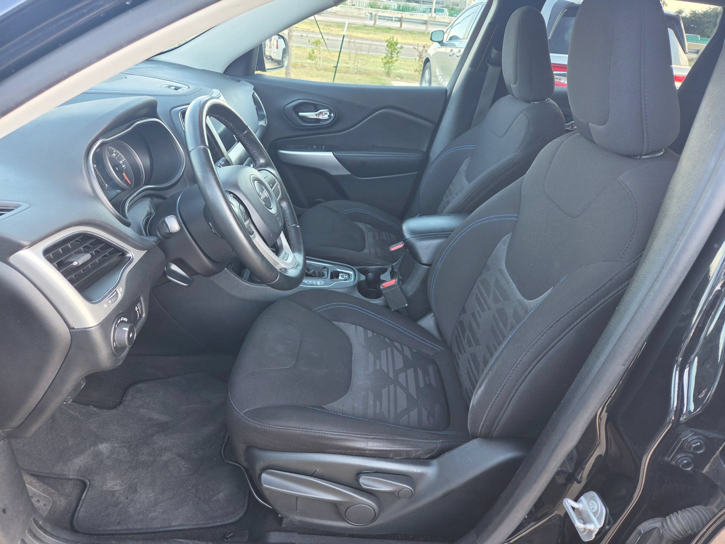 Used 2020 Jeep Cherokee Latitude AWD/4WD image 10