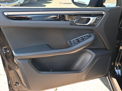 Used 2023 Porsche Macan image 16