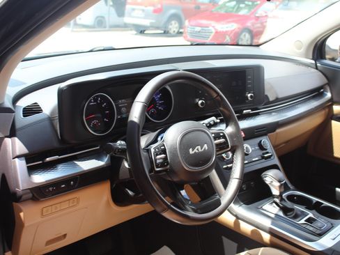 Used 2024 Kia Carnival LX FWD image 23