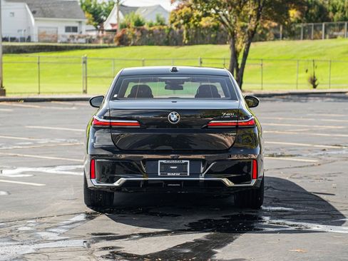 Used 2023 BMW 740i image 6