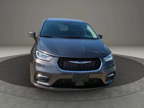 Used 2022 Chrysler Pacifica Touring-L w/ Uconnect Theater Family Group FWD image 6