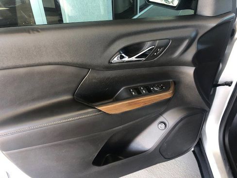 Used 2018 GMC Acadia SLE image 18