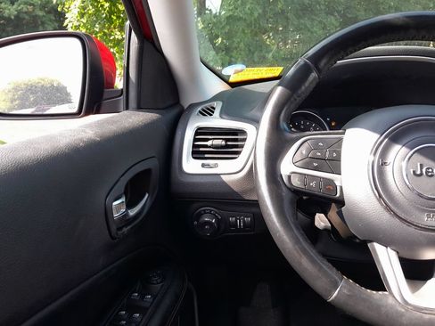 Used 2019 Jeep Compass Latitude w/ Popular Equipment Group AWD/4WD image 17