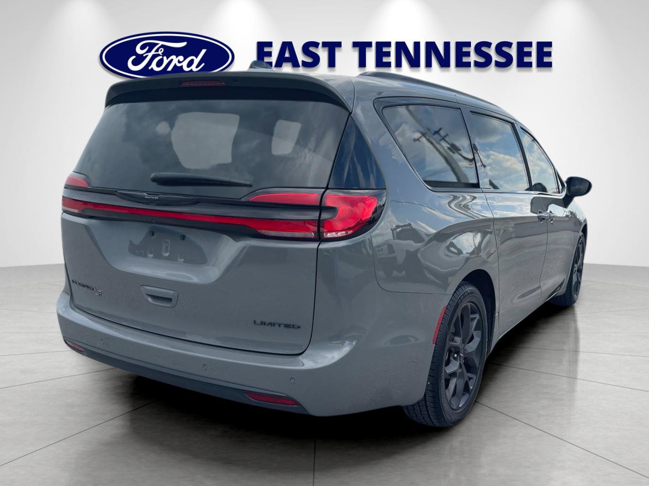 Used 2025 Chrysler Pacifica Limited FWD image 3