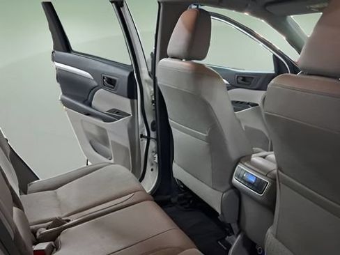Used 2014 Toyota Highlander Plus AWD/4WD image 17
