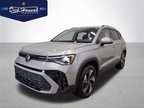 New 2025 Volkswagen Taos SE image 1