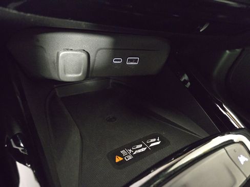 Certified 2025 Chevrolet Trax RS w/ Sunroof Package FWD image 26
