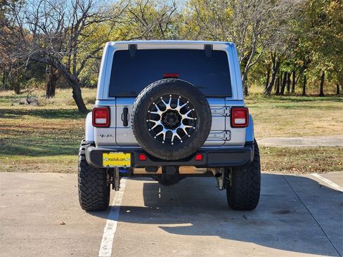 Used 2018 Jeep Wrangler Unlimited Sahara image 5