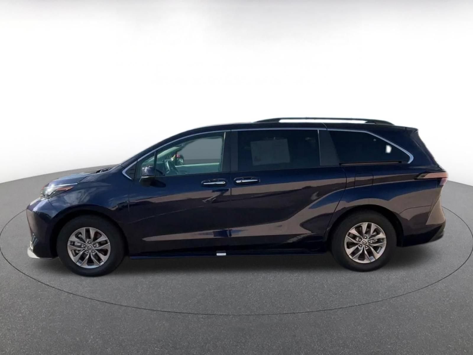 Used 2025 Toyota Sienna XLE FWD image 8