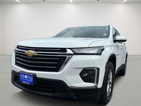 Used 2023 Chevrolet Traverse LT image 2
