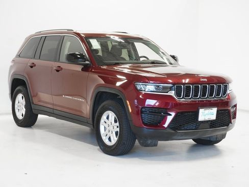 Certified 2024 Jeep Grand Cherokee Laredo image 4