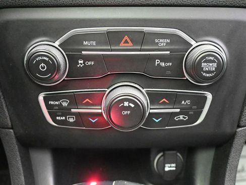 Used 2019 Dodge Charger SXT RWD image 18