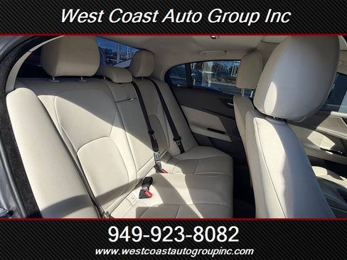 Used 2019 Jaguar XE Premium image 11