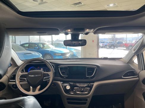 Used 2020 Chrysler Pacifica Limited image 24