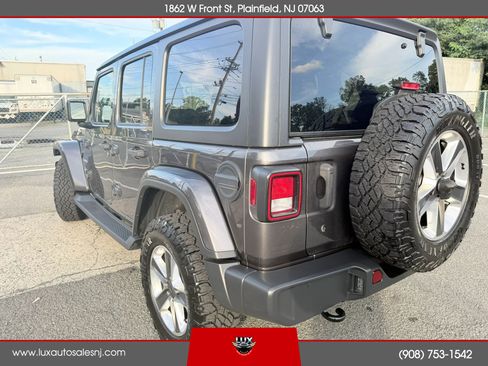 Used 2018 Jeep Wrangler Unlimited Sahara AWD/4WD image 31