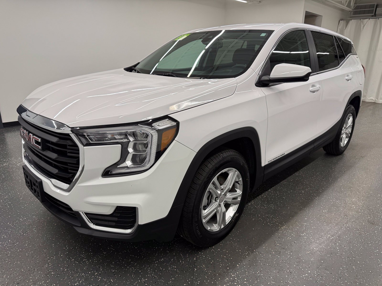 Used 2024 GMC Terrain SLE AWD/4WD image 4