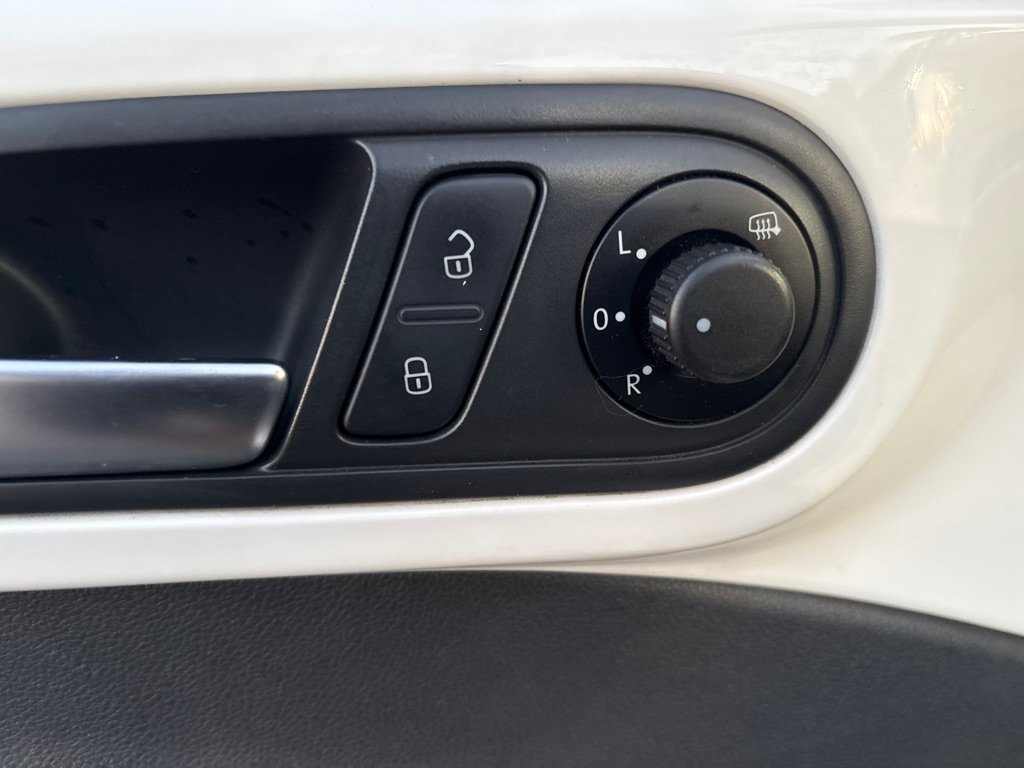 Used 2013 Volkswagen Beetle TDI FWD image 27