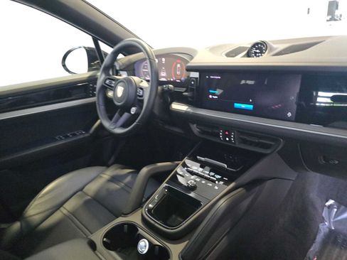 Used 2025 Porsche Cayenne Coupe AWD/4WD image 12