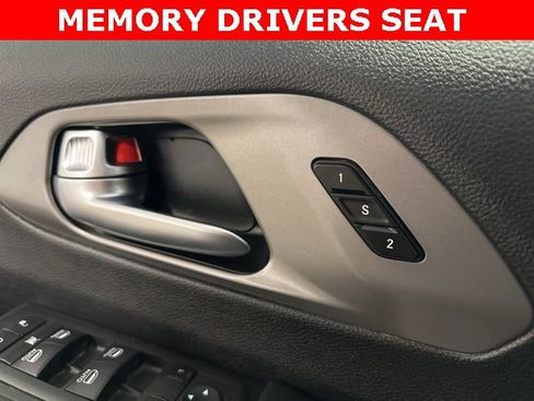 Used 2025 Chrysler Pacifica Select image 10