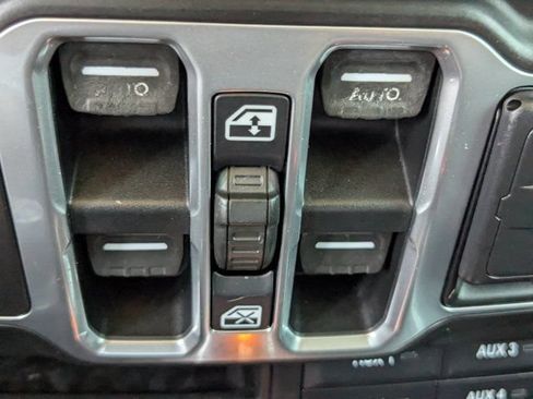 Used 2018 Jeep Wrangler Unlimited Sahara AWD/4WD image 19