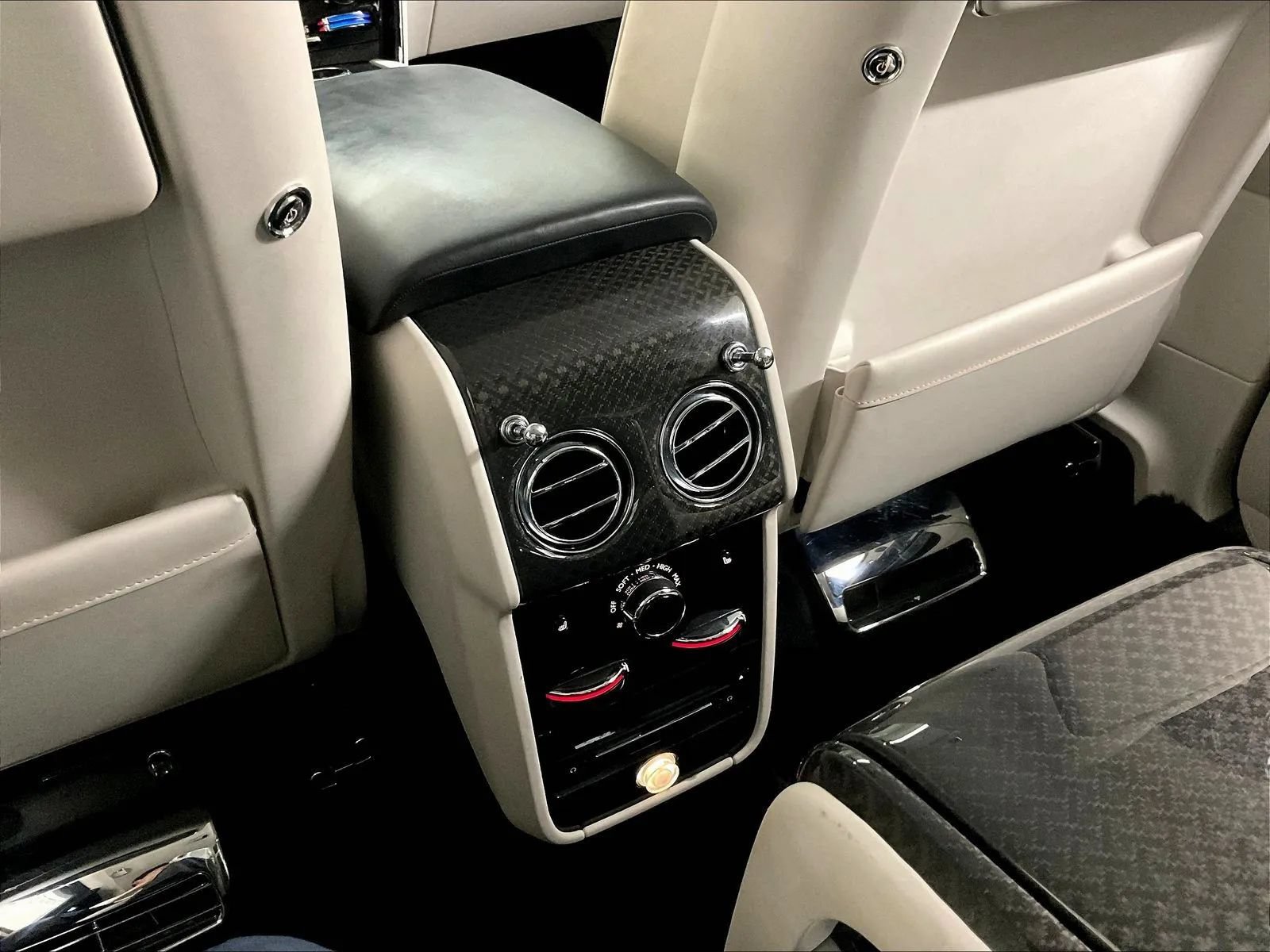 Used 2021 Rolls-Royce Cullinan Black Badge AWD/4WD image 18