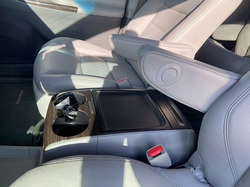 Used 2017 Toyota Sienna XLE Premium w/ Protection Package image 12