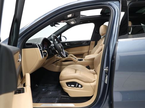 Used 2019 Porsche Cayenne E-Hybrid Sport Utility 4D image 13