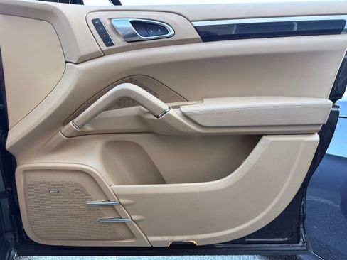 Used 2017 Porsche Cayenne Platinum Edition image 43