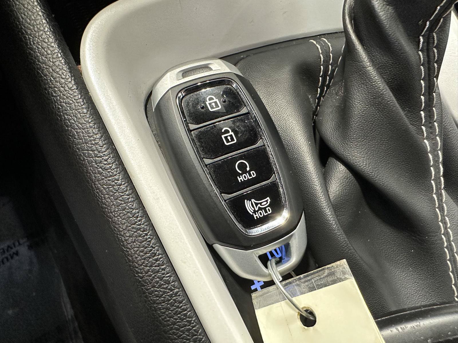 Used 2022 Hyundai Venue Limited FWD image 28