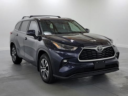 Used 2023 Toyota Highlander XLE FWD image 2