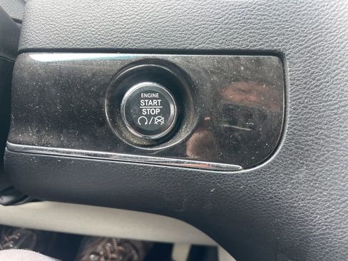 Used 2016 Chrysler Town & Country Touring w/ Driver Convenience Group image 15