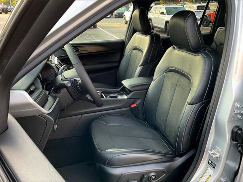 New 2025 Jeep Grand Cherokee L Altitude image 9