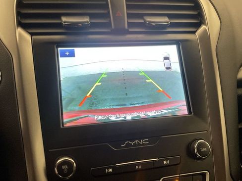 Used 2020 Ford Fusion SE FWD image 8