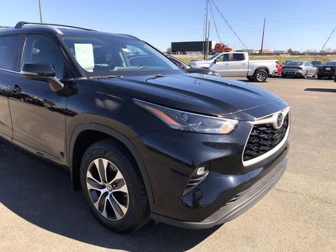 Used 2023 Toyota Highlander XLE AWD/4WD image 7