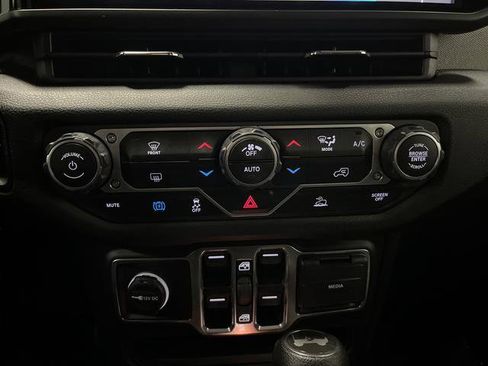 Used 2024 Jeep Wrangler Unlimited image 16