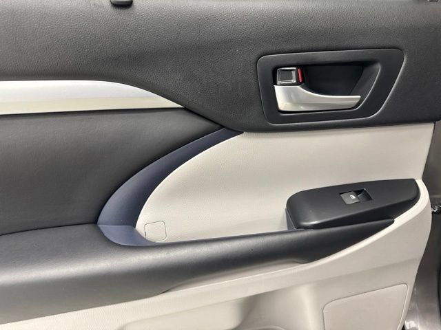 Used 2018 Toyota Highlander XLE AWD/4WD image 24
