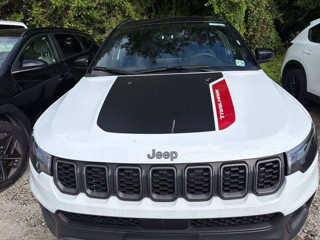 Used 2025 Jeep Compass Trailhawk AWD/4WD image 2