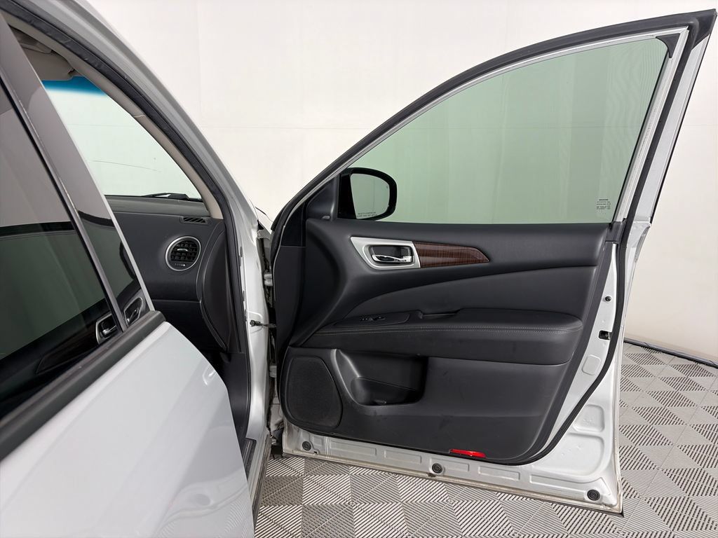 Used 2016 Nissan Pathfinder Platinum AWD/4WD image 30