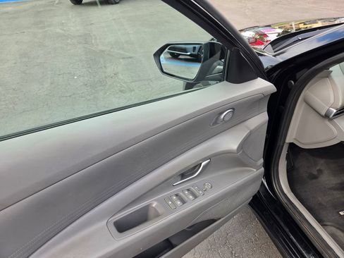 Used 2021 Hyundai Elantra SE FWD image 18
