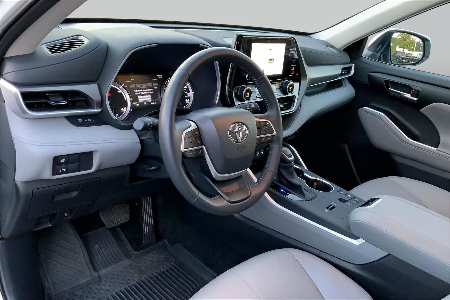 Used 2025 Toyota Highlander XLE AWD/4WD image 15