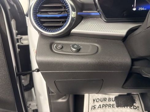 Used 2025 Chevrolet Trax LT w/ LT Convenience Package FWD image 31