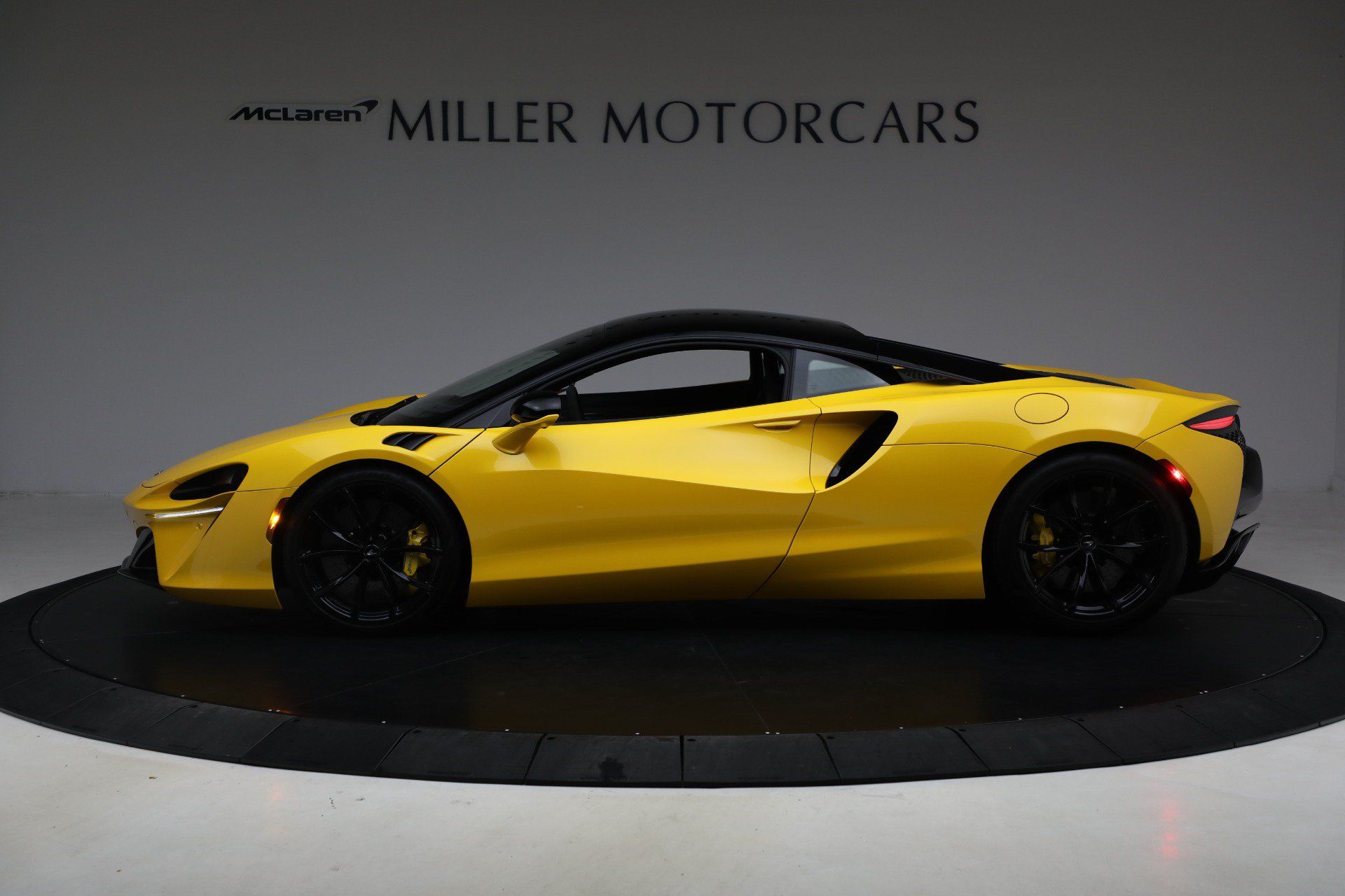Used 2024 McLaren Artura RWD image 3