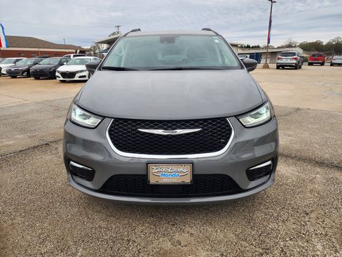 Used 2022 Chrysler Pacifica Touring-L image 10